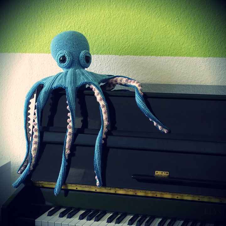 Claude der Kraken auf dem Klavier