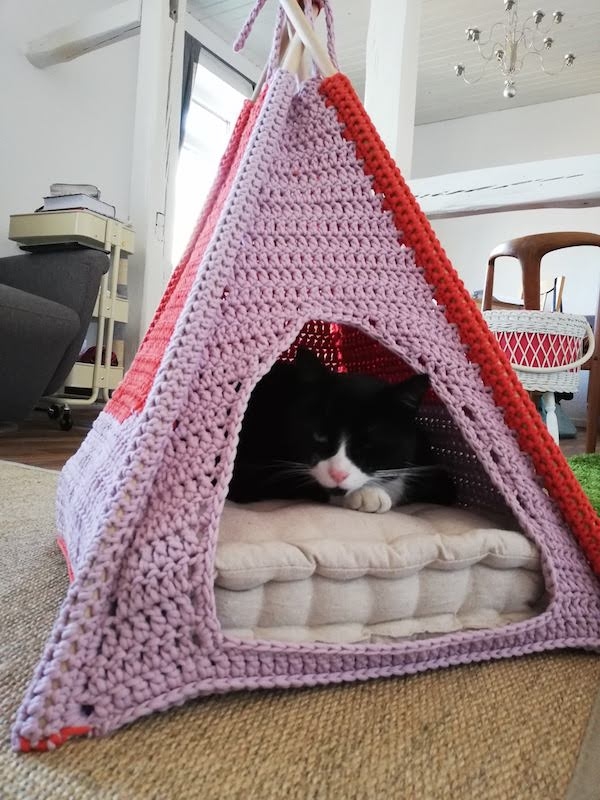 CroCaTent crochet cat tent