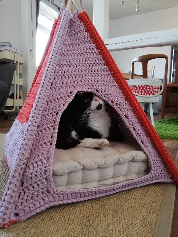 CroCaTent crochet cat tent